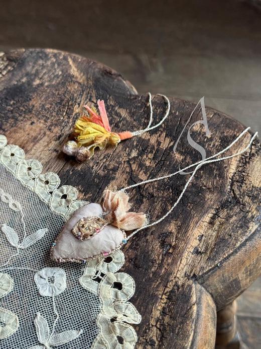 Antomoon 26SS 手工古董珠绣心型吊坠长项链 商品图6