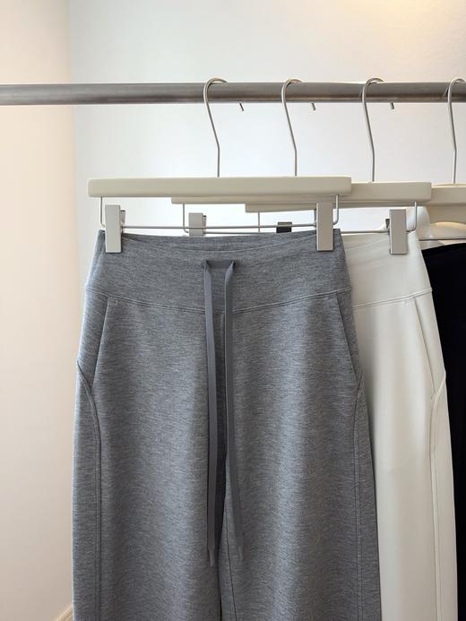 2026春款lulu同款升级款阔裤 裤子采用空气层面料,追求一种恰到好处的宽松度和流畅的垂坠感 商品图2