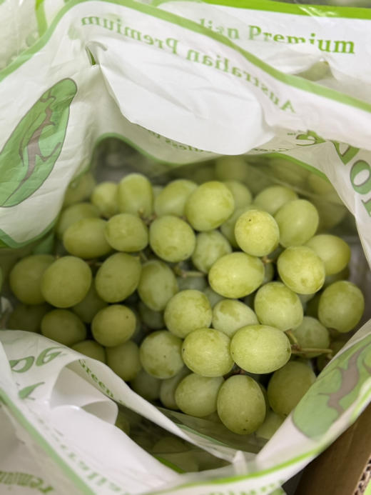 澳洲甜地球青提，无籽无渣，冰镇过后更是绝了，清甜中带着丝丝凉意，果皮薄到几乎无存在感，咬下去“啵”一声爆汁～冰糖甜直戳味蕾，还有淡淡玫瑰香，脆度拉满爱吃无籽青提的狂喜～2斤/份 商品图2