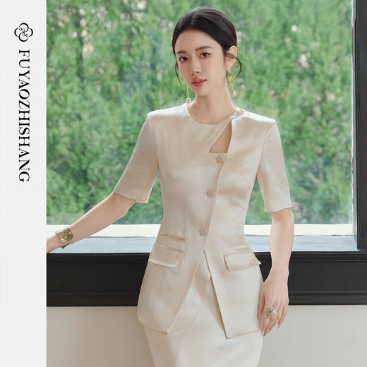 FUYAO扶摇直上 轻奢风短袖西装套装女圆领醋酸西服白色半裙两件套 商品图0