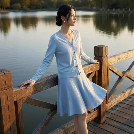 「自」全新升级【铂金会员293/天猫399/差价106】(81355)洛诗琳重工烫钻V领开衫2026春季纯色简约百搭显瘦针织小外套 商品图1