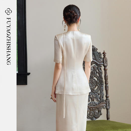 FUYAO扶摇直上 轻奢风短袖西装套装女圆领醋酸西服白色半裙两件套 商品图4