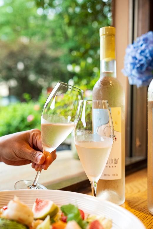 【新疆建设兵团出品】兵二十四国企酿造 冰小淘半甜白葡萄酒 荣获质量金奖浓郁果香清爽500ml/瓶 商品图0