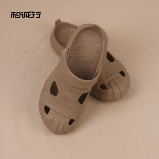 和诚行2026夏季新款踩屎感外穿户外沙滩休闲防滑耐磨包头男式休闲拖鞋0470216 商品图0