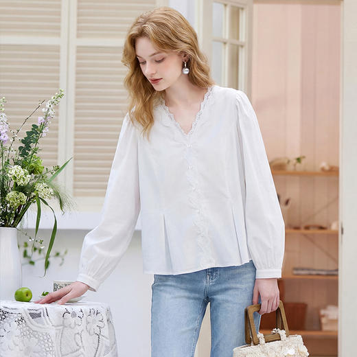 西遇法式v领2026春新款轻薄褶皱全棉贴花边泡泡袖上衣长袖女衬衫H0060195 商品图3