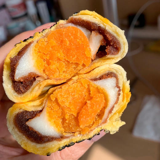 【小叉叉蛋黄酥】两盒到手49.9❗ ✅精选好原料，匠心制作 ✅咸甜中带着丝丝奶香 ✅口感绵软软糯拉丝，层层美味~ 🔺选用1886年诞生的新西兰安佳黄油🧈 商品图2