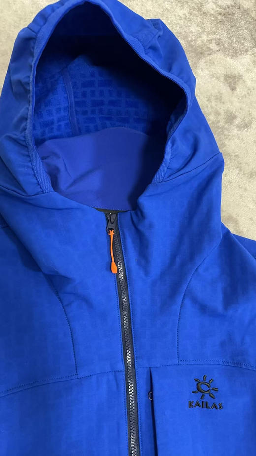 原单正品凯乐石M8软壳防风防水抓绒衣，

全压胶风壳，徒步，跑步，通勤，相当完美，

优势明显，具有壳的防护，又有软的舒适性，

蓝色L XL XXL

天猫1300 商品图2