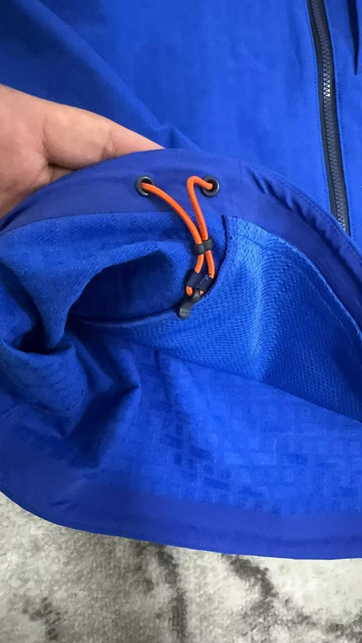 原单正品凯乐石M8软壳防风防水抓绒衣，

全压胶风壳，徒步，跑步，通勤，相当完美，

优势明显，具有壳的防护，又有软的舒适性，

蓝色L XL XXL

天猫1300 商品图5