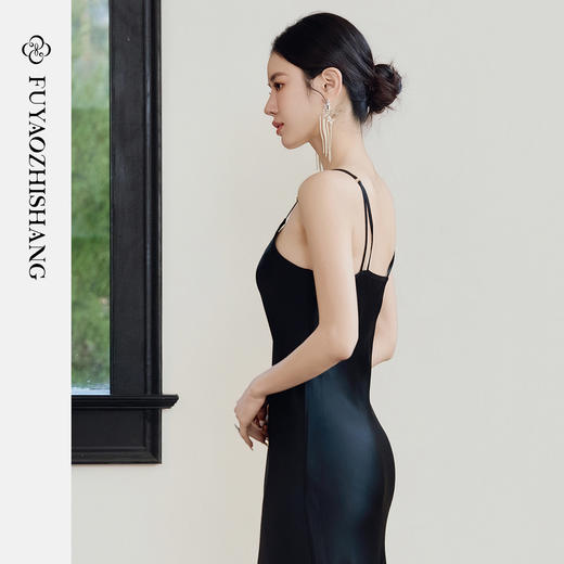 FUYAO扶摇直上 海岛风醋酸吊带连衣裙女黑色修身轻熟优雅气质长裙 商品图4