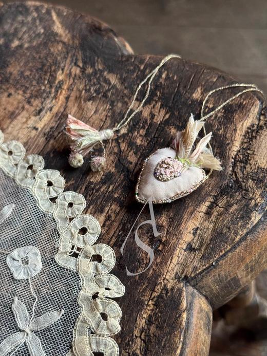 Antomoon 26SS 手工古董珠绣心型吊坠长项链 商品图8