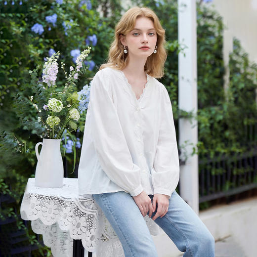 西遇法式v领2026春新款轻薄褶皱全棉贴花边泡泡袖上衣长袖女衬衫H0060195 商品图0