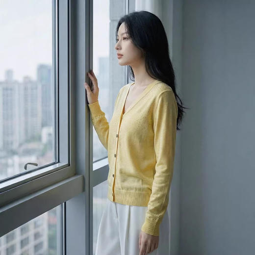 「自」全新升级【铂金会员293/天猫399/差价106】(81355)洛诗琳重工烫钻V领开衫2026春季纯色简约百搭显瘦针织小外套 商品图2