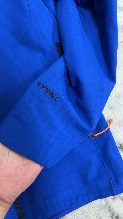 原单正品凯乐石M8软壳防风防水抓绒衣，

全压胶风壳，徒步，跑步，通勤，相当完美，

优势明显，具有壳的防护，又有软的舒适性，

蓝色L XL XXL

天猫1300 商品图4