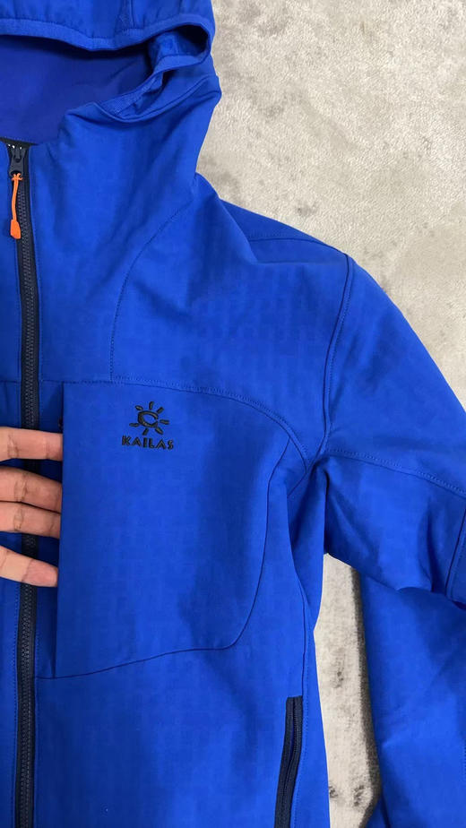 原单正品凯乐石M8软壳防风防水抓绒衣，

全压胶风壳，徒步，跑步，通勤，相当完美，

优势明显，具有壳的防护，又有软的舒适性，

蓝色L XL XXL

天猫1300 商品图1