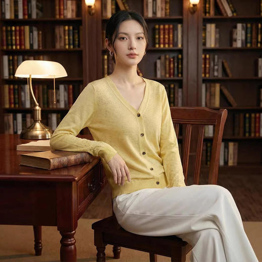 「自」全新升级【铂金会员293/天猫399/差价106】(81355)洛诗琳重工烫钻V领开衫2026春季纯色简约百搭显瘦针织小外套 商品图0