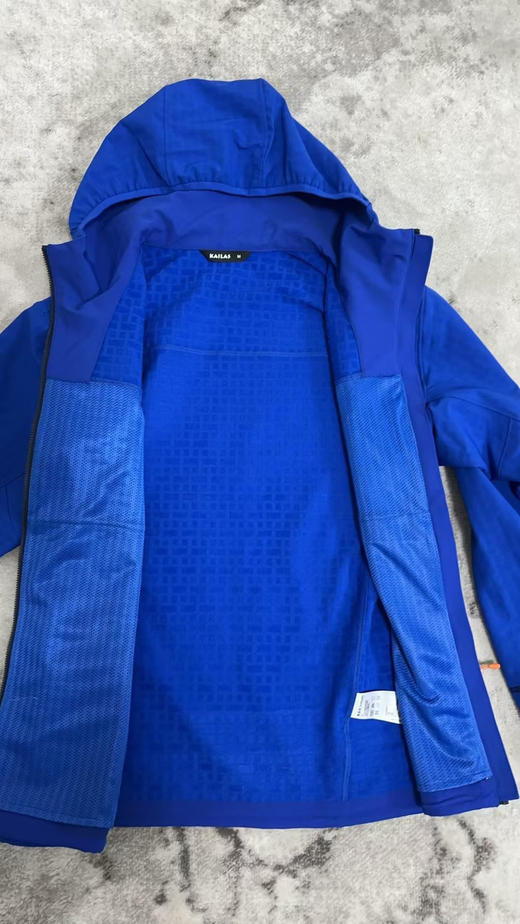 原单正品凯乐石M8软壳防风防水抓绒衣，

全压胶风壳，徒步，跑步，通勤，相当完美，

优势明显，具有壳的防护，又有软的舒适性，

蓝色L XL XXL

天猫1300 商品图6