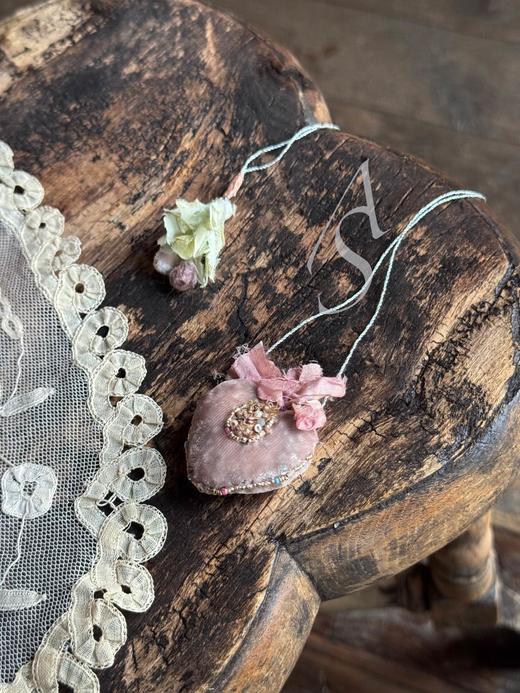 Antomoon 26SS 手工古董珠绣心型吊坠长项链 商品图7