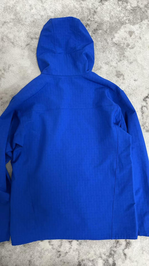 原单正品凯乐石M8软壳防风防水抓绒衣，

全压胶风壳，徒步，跑步，通勤，相当完美，

优势明显，具有壳的防护，又有软的舒适性，

蓝色L XL XXL

天猫1300 商品图7