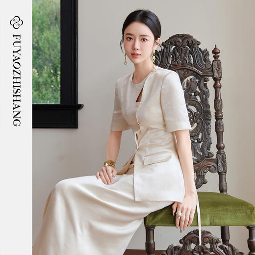FUYAO扶摇直上 轻奢风短袖西装套装女圆领醋酸西服白色半裙两件套 商品图1