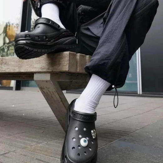 推荐 【Crocs卡骆驰·洞洞鞋】穿脱自如  轻盈透气 不闷汗无异味 EVA材质   明星同款  云朵款/泡芙款/贝雅款/明星系列  多种颜色可选【所有款不含智必星（鞋花）】 商品图11