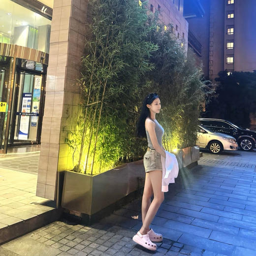 推荐 【Crocs卡骆驰·洞洞鞋】穿脱自如  轻盈透气 不闷汗无异味 EVA材质   明星同款  云朵款/泡芙款/贝雅款/明星系列  多种颜色可选【所有款不含智必星（鞋花）】 商品图14