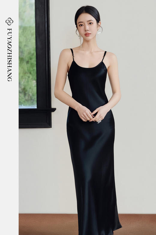 FUYAO扶摇直上 海岛风醋酸吊带连衣裙女黑色修身轻熟优雅气质长裙 商品图5