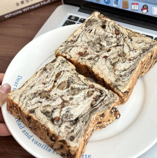 【美味壹客全麦坚果厚切吐司】多重用料，层次分明，厚切扎实，麦香浓郁，满满的坚果一口下去全都是料! 商品图0