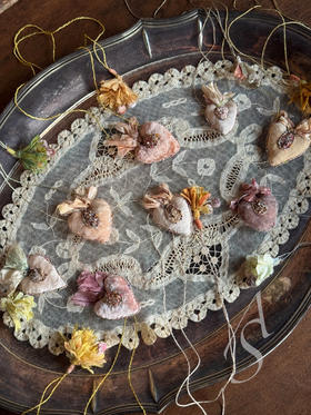 Antomoon 26SS 手工古董珠绣心型吊坠长项链