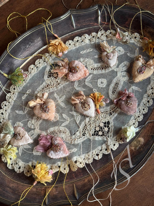 Antomoon 26SS 手工古董珠绣心型吊坠长项链 商品图0