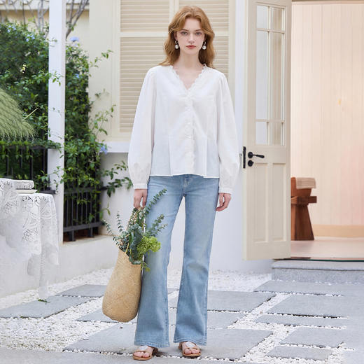 西遇法式v领2026春新款轻薄褶皱全棉贴花边泡泡袖上衣长袖女衬衫H0060195 商品图1