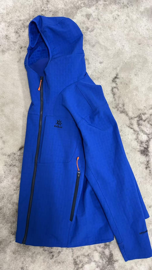 原单正品凯乐石M8软壳防风防水抓绒衣，

全压胶风壳，徒步，跑步，通勤，相当完美，

优势明显，具有壳的防护，又有软的舒适性，

蓝色L XL XXL

天猫1300 商品图8