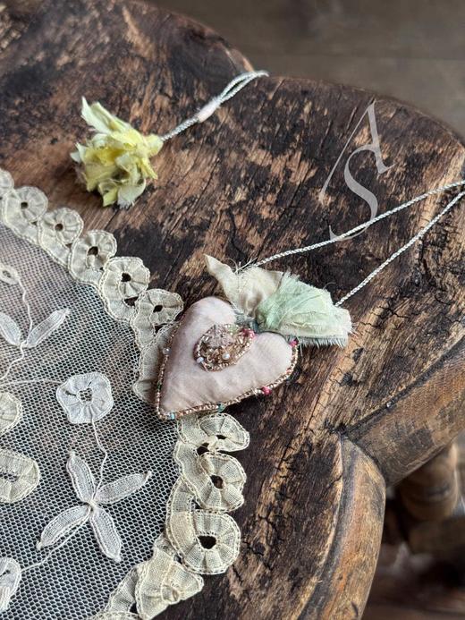 Antomoon 26SS 手工古董珠绣心型吊坠长项链 商品图4