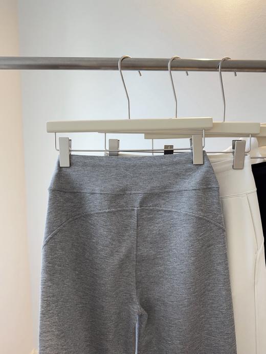 2026春款lulu同款升级款阔裤 裤子采用空气层面料,追求一种恰到好处的宽松度和流畅的垂坠感 商品图7