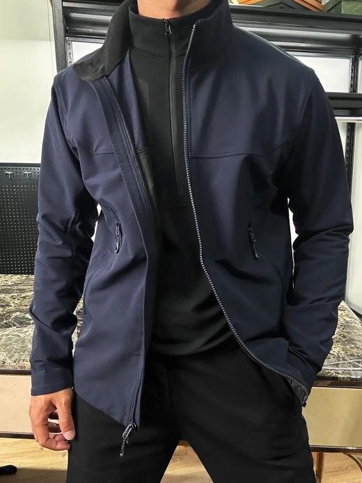 极简立体软壳 利落 拉链上下开合 三色齐发 城市通勤与轻户外双重适配 商品图1