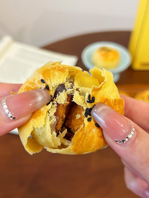 【小叉叉蛋黄酥】两盒到手49.9❗ ✅精选好原料，匠心制作 ✅咸甜中带着丝丝奶香 ✅口感绵软软糯拉丝，层层美味~ 🔺选用1886年诞生的新西兰安佳黄油🧈 商品图3