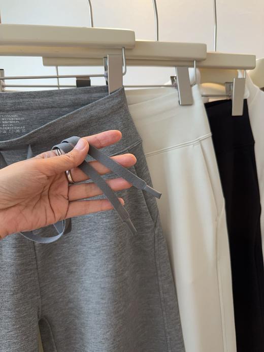 2026春款lulu同款升级款阔裤 裤子采用空气层面料,追求一种恰到好处的宽松度和流畅的垂坠感 商品图1