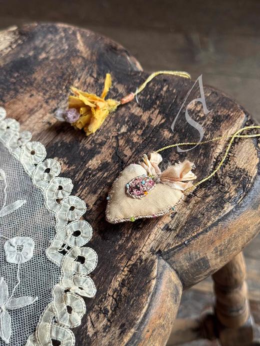 Antomoon 26SS 手工古董珠绣心型吊坠长项链 商品图5