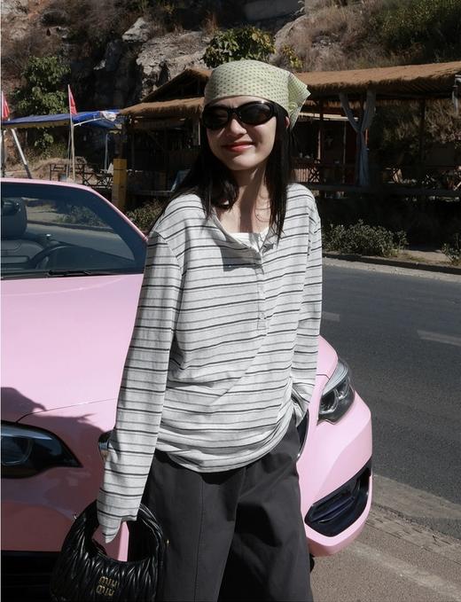 老米优品🎈预售7天！超显瘦！软fufu的春日触感~《假两件设计感半开襟条纹TEE》春天的松弛感，一件条纹T就够了🌿T260322A 商品图8