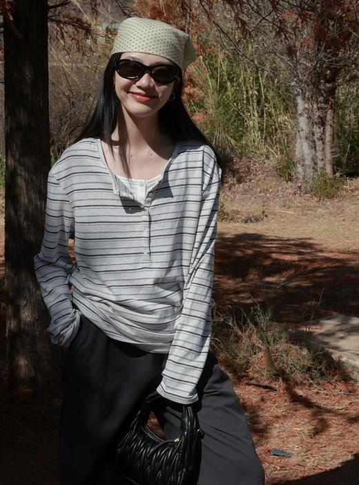 老米优品🎈预售7天！超显瘦！软fufu的春日触感~《假两件设计感半开襟条纹TEE》春天的松弛感，一件条纹T就够了🌿T260322A 商品图5