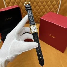卡地亚 坦克系列W5200002 采用瑞士进口超薄石英机芯 腕表 18K黄金表壳尺寸：31x24.4mm