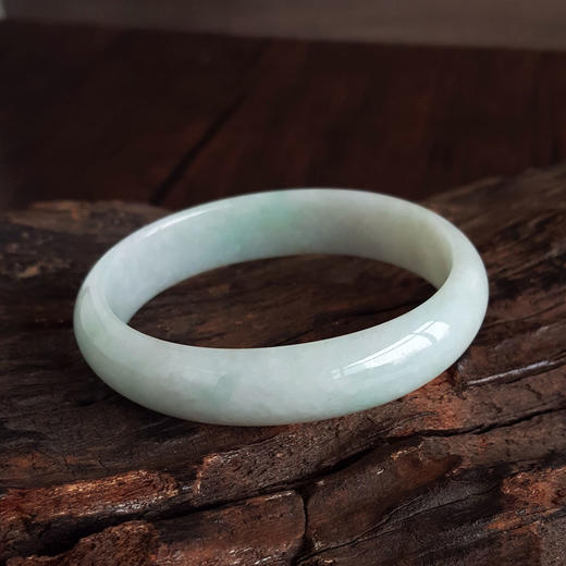 【天然正品】A货翡翠天然无纹裂糯种青白底56号翡翠贵妃手镯120326NJM13 商品图3