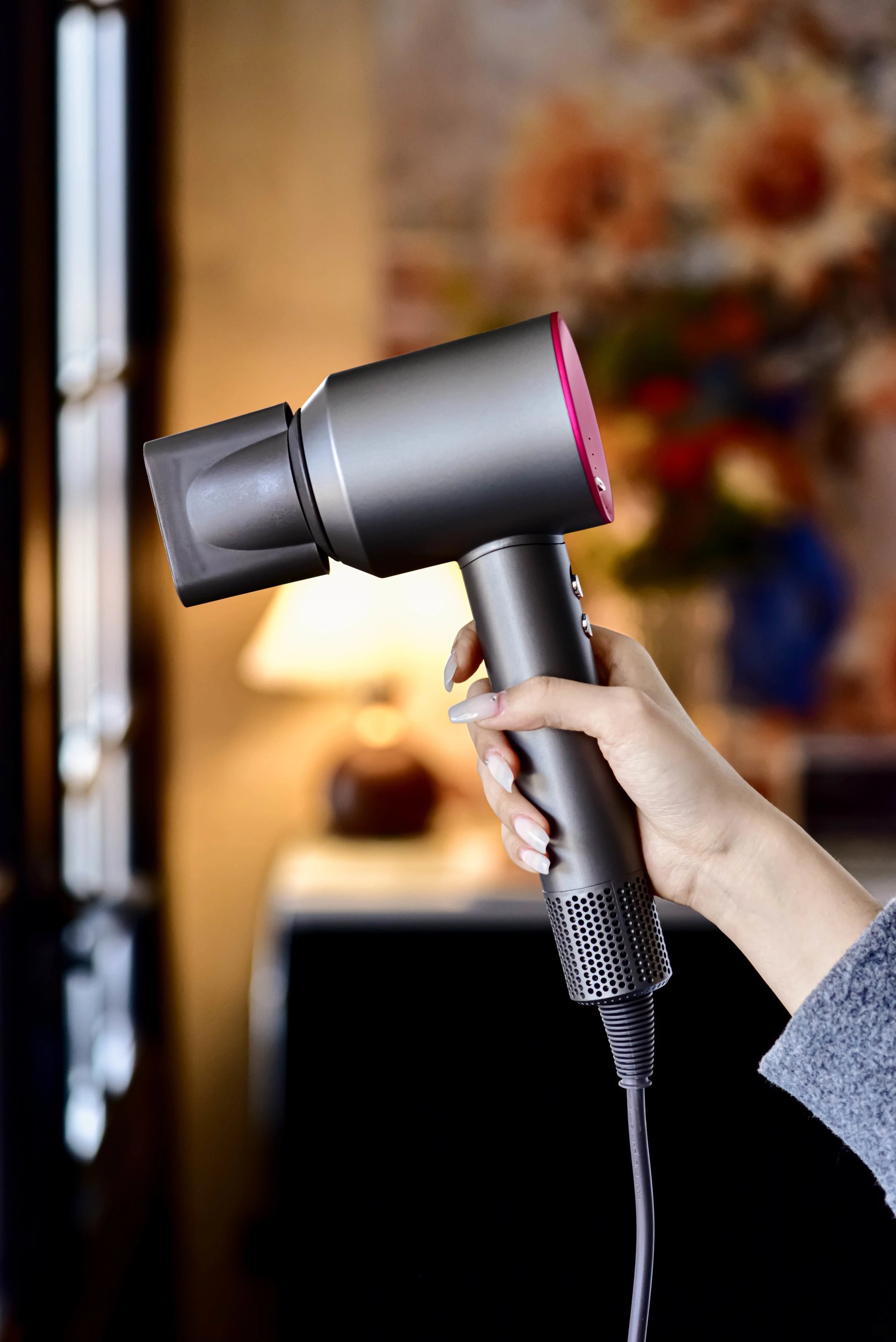 二店m 【AURARO无叶负离子吹风机】