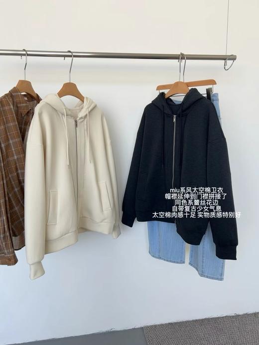 老米优品🎈3-5天！韩代同款。品质nice~《蕾丝花边太空棉卫衣外套》宽松连帽设计，慵懒少女感拉满~ WT260322A 商品图2