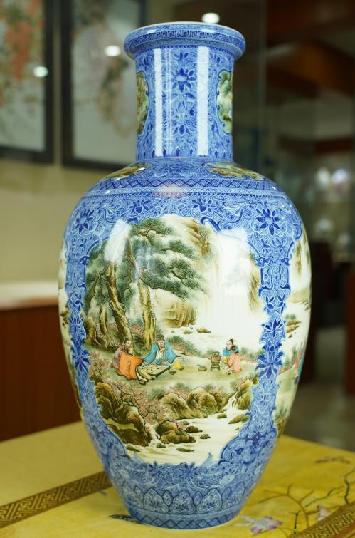 釉中彩图案开窗山水人物“松林雅集图”直口瓶 商品图0