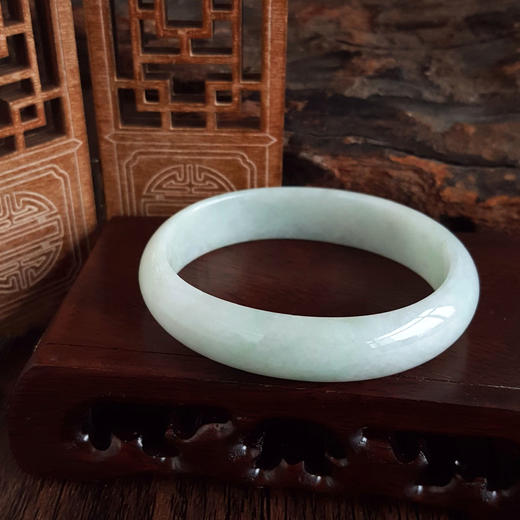 【天然正品】A货翡翠天然无纹裂糯种青白底56号翡翠贵妃手镯120326NJM13 商品图5