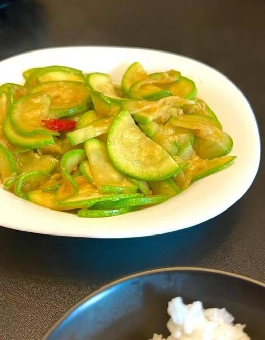 周日取货：【西葫芦瓜】一份约3.5斤左右，肉质紧实脆嫩，新鲜采摘，营养丰富。 商品图5