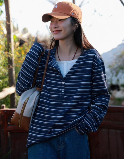 老米优品🎈预售7天！超显瘦！软fufu的春日触感~《假两件设计感半开襟条纹TEE》春天的松弛感，一件条纹T就够了🌿T260322A 商品图3