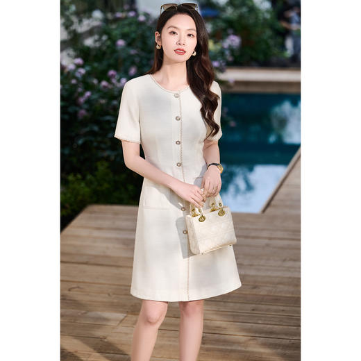 米思阳2026春新款知性优雅小香风肌理感修身圆领短袖纽扣A字裙连衣裙女5986 商品图1