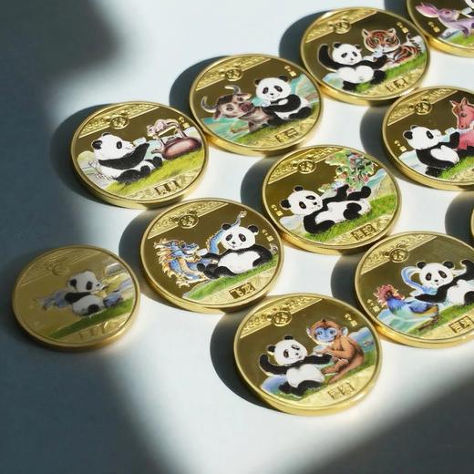 《国宝熊猫十二生肖》纪念章，权威监制、名家手绘、双 IP 联名、精工打造、双证保真、 商品图3