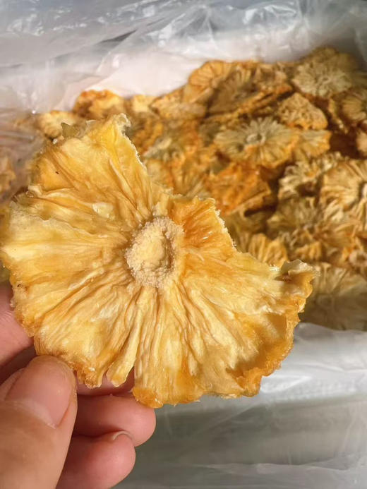 凤梨基地，帮忙烤出来的[偷笑][偷笑]没有一片用的是坏果，所以才敢做整片的，没有用任何添加剂熏制，凤梨整切，颜色跟外面卖的都不一样，250克/包 商品图0